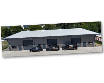 Lagerhalle mit Fahrzeugen